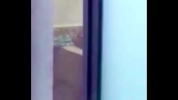 Milf desvistiendose espiada en la ducha  