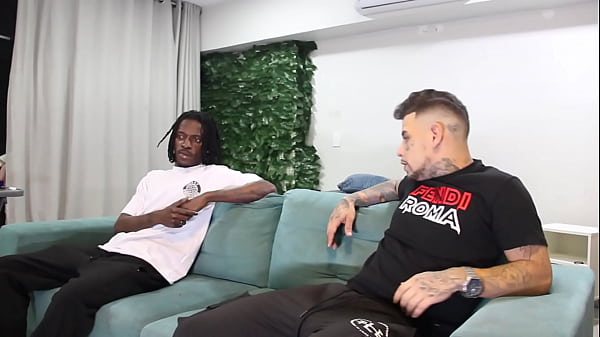 Fudendo a mulher do meu amigo corninho na frente dele