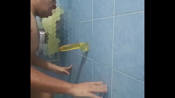 D&aacute;ndome rico en la ducha y haciendo mi primer mamada a un dildo 