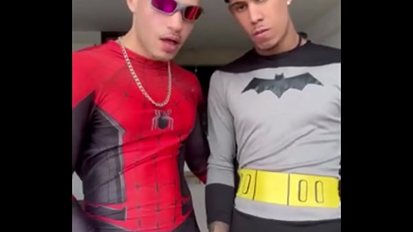 Tem dias que os her&oacute;is s&oacute; querem se pegar e gozar.