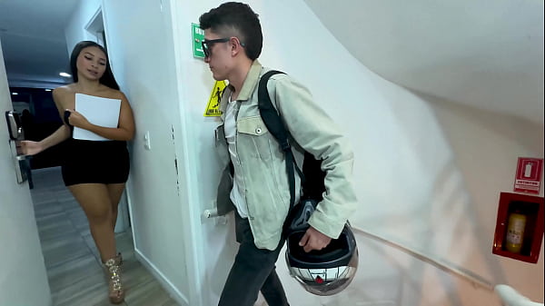 Cachondas Colombianas de Enorme Culo Daniela Andrea y Salome Gil Cabalgan la Enorme Polla de Un Chico Nerd!