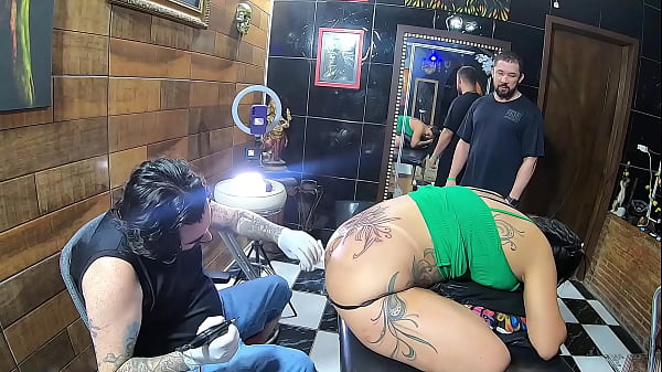 Vloog Essa Morena Tatuou a Bunda e Fez a Tatuagem Igual da Cantora Anita
