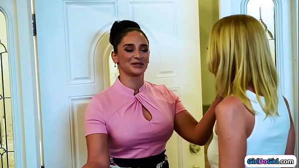 Small tits blonde con artist ds to be a big tits milfs runaway stepdaughter and finds herself getting her hairy pussy licked by her stepmom