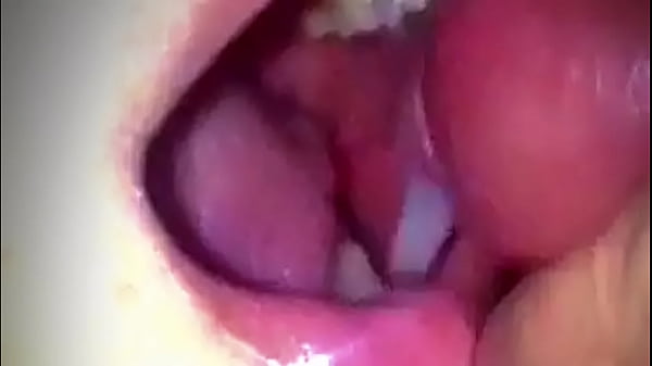 Amante comendo japa putiane do corno enquanto ele filma, no final o corno ajuda gozando na boquinha da sua putinha  