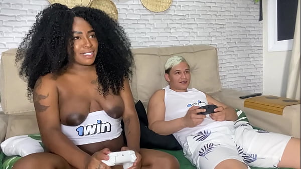 Minha vizinha safada perdeu no fut e teve que pagar aposta e ainda tirou a camisinha e sentou no pelo a safada