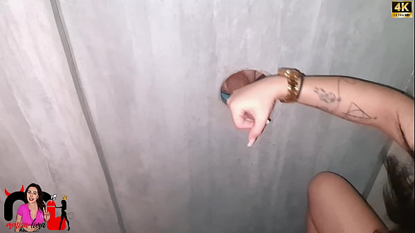 Levei minha enteada de 18 anos para foder com desconhecidos no gloryhole.  