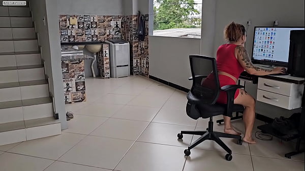 NAMORADO APROVEITA QUE FIQUEI ENGANCHADA EM BAIXO DA MESA E SOCA SEU PAU GROSSO EM MINHA BUCETA MAS N&Atilde;O SATISFEITO AINDA METE NO MEU CU RASGANDO TODAS MINHAS PREGAS