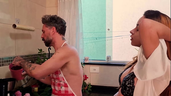 Fui cozinhar pra minha vizinha e a filha dela e acabei comendo as duas na cozinha COMPLETO NO SHEER/RED 