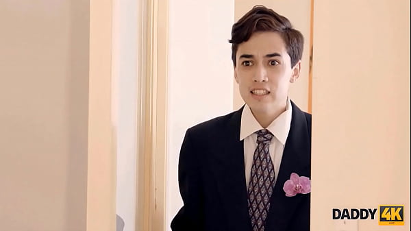 DADDY4K. Lo studente non ha alcuna possibilit&agrave; di evitare il divertimento carnale con l'uomo pi&ugrave; anziano