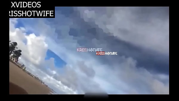 Casada Gostosa Com Bikini Bem Pequeno Provocando Trabalhador Na Praia  