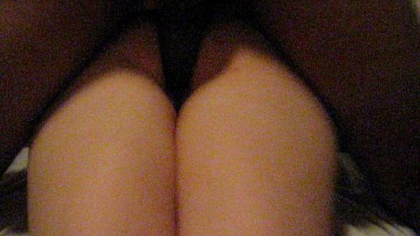 CORNO FILMANDO ESPOSA DANDO P NEG&Atilde;O ELA GEMENDO MUITO.AVI 