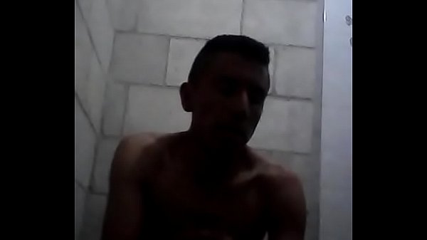 Probandome ropa interior femenina