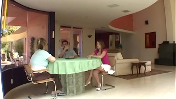 19y altes M&auml;dchen bekommt ihr erstes Sperma ins Gesicht