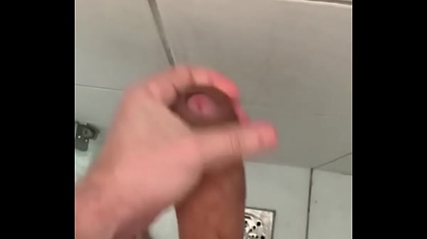 Dotado gozando no banheiro