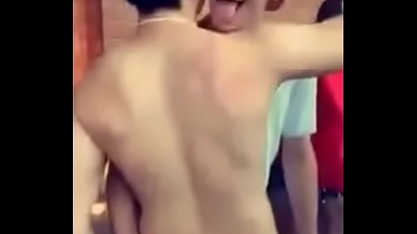 Mc Biel apertando bunda de homem 