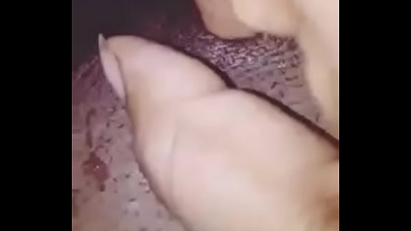 Mulata Novinha socando o dedo na buceta