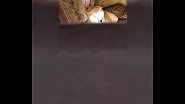 esposa mini falda ensenando piernas, espiandola  