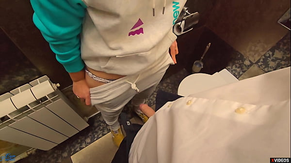 Le professeur &eacute;jacule dans ma culotte dans les toilettes de l'&eacute;cole - #BACKTOSCHOOL2024