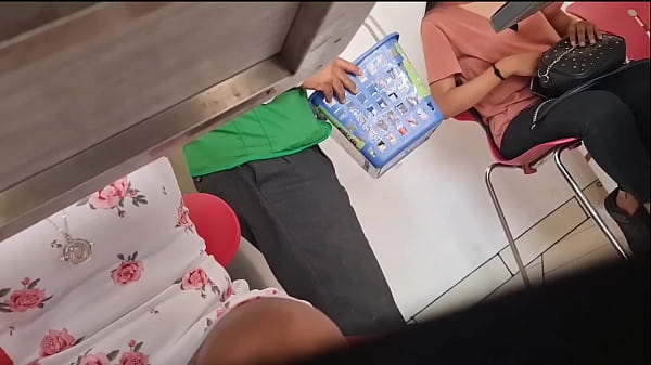 upskirt vendedora de helados calzon blanco