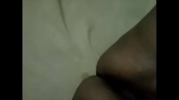 masturbandome sola en mi cuarto