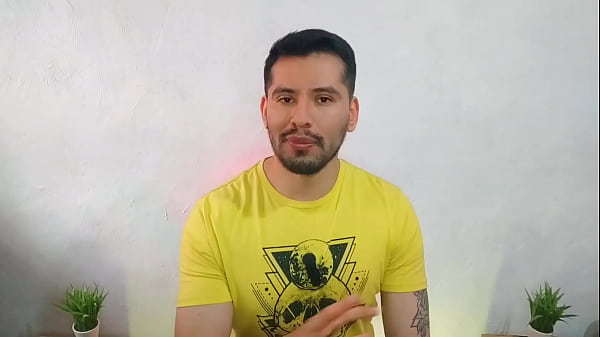 Sacerdote a escondidas da masajes con final feliz y en uno es penetrado a pelo por un vendedor en su casa! 