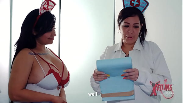 Enfermeras ninf&oacute;manas lesbianas se masturban hasta que una decide coger con el muerto