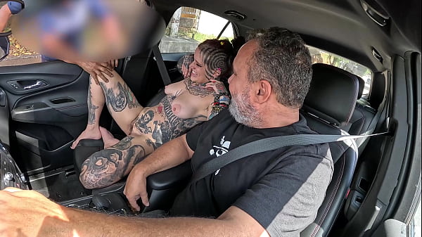 A tatuada Naty Loka pegou a carona e deu o c&uacute; no pelo para o motorista