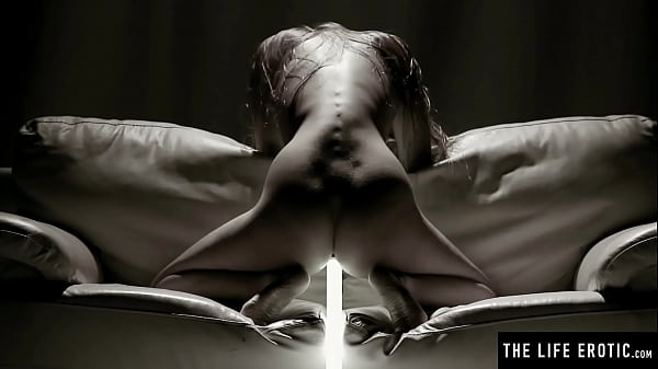 Stunning naked brunette fingerbangs herself to an intense orgasm  