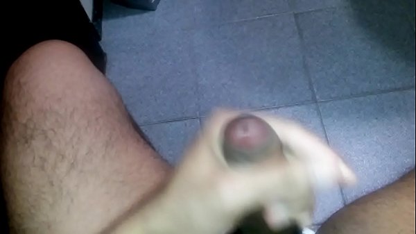 sacando la lechita de mi pija 