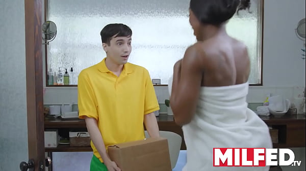 Der Lieferbote von Amazon liefert seinen Schwanz - MILFED  