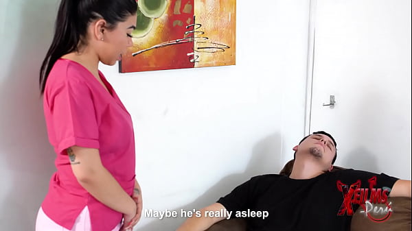 Enfermera ninf&oacute;mana se acuesta con el paciente, y su jefe la descubre y se la coge tambi&eacute;n