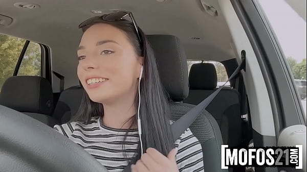 La conductora de Uber PERFECTA est&aacute; CALIENTE y se FOLLA al CLIENTE (Gianna Ivy) - MOFOS21  