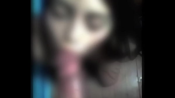 Cu&ntilde;ada me la chupa mientras mi hermano est&aacute; en el ba&ntilde;o