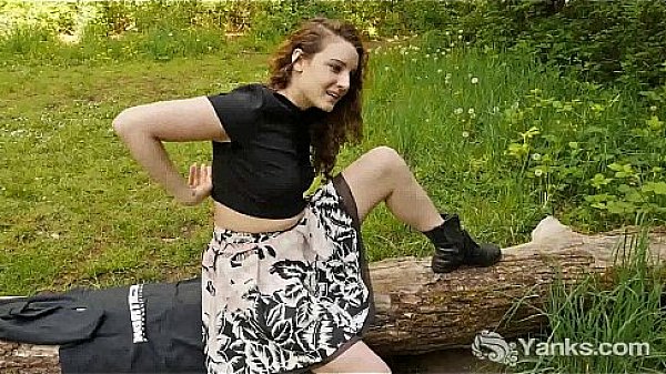 Hot Endza Toys Her Slit Outdoors