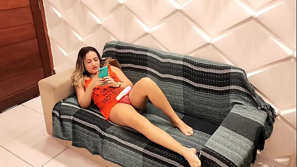 Vivi brincando com seu brinquedo, acabou adormecendo e olha s&oacute; o que aconteceu? Seu sogro acabou metendo em seu cuzinho, v&iacute;deo completo no RED!