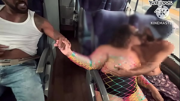 Ator bolt jones comendo uma cadeirante e o marido olhando. 