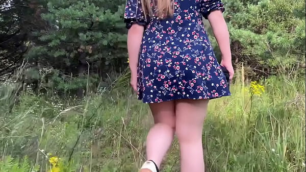 С голой жопой бегает по лесу