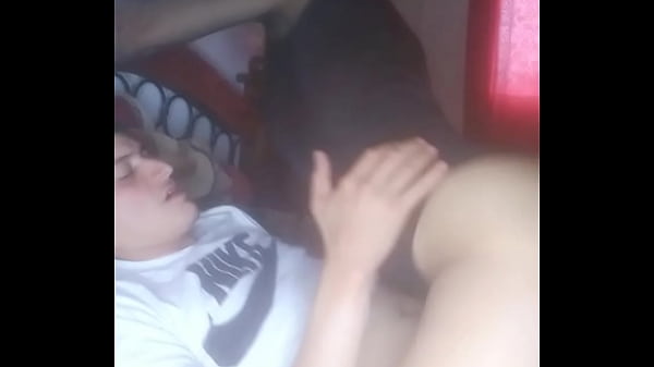 Est&aacute; milf le da unos buenos saltones a compa&ntilde;ero de la universidad mientras su padre no esta