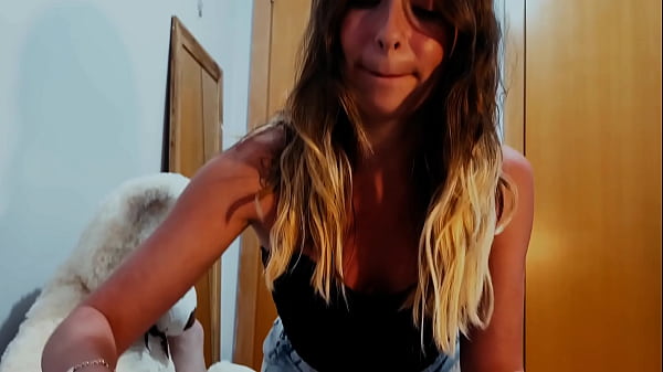 a esta nena le follan la boca y obtiene su recompensa de semen en su cara