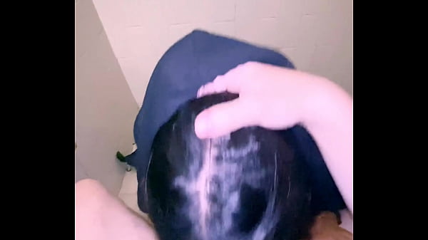 Tengo sexo en el ba&ntilde;o con mi primo antes de viajar con nuestra familia y hacemos un rapidito en el ba&ntilde;o