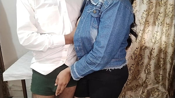 हॉट इंडियन देसी खूबसूरत भाभी पहली बार चूत चुदाई वायरल वीडियो 