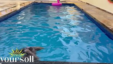 tomando banho de piscina pelada com minha melhor amiga branquinha
