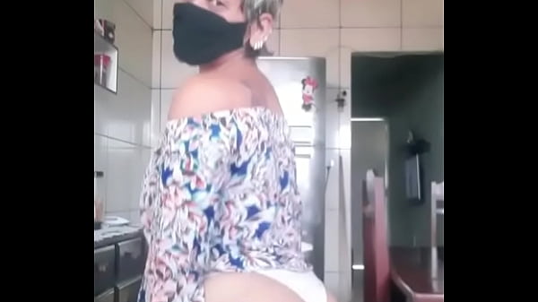 De calcinha dan&ccedil;ando