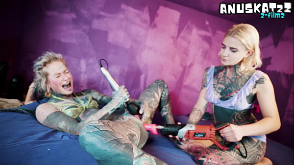 Anal Squirt Show Tattooed Lesbians and the Fuck Machine