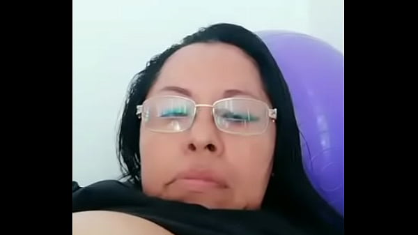 Lilia se moja su vagina para que la vea y me caliente pa cogerla