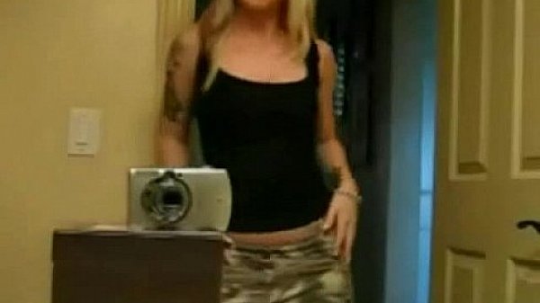 strip na frente do espelho