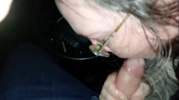 Mature whore sucking cock