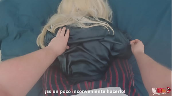 Madrastra sexy PAWG recibe la polla de su hijastro durante un masaje en la espalda y luego se traga su semen (Subt&iacute;tulos en espa&ntilde;ol)  
