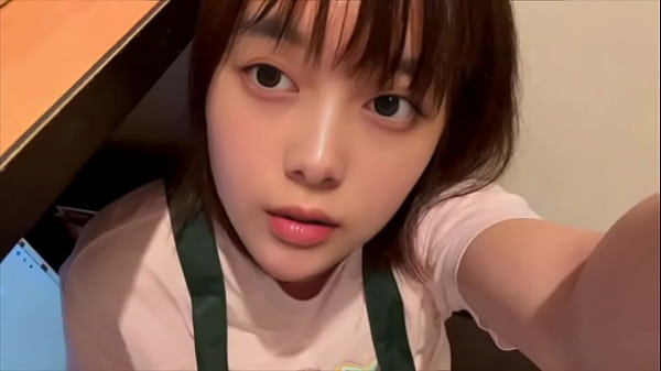 【ネカフェのバイト店員】部屋掃除していたら、シコった後のティッシュを見てムラムラしてきて部屋掃除中にオナニーしてしまう可愛い店員。