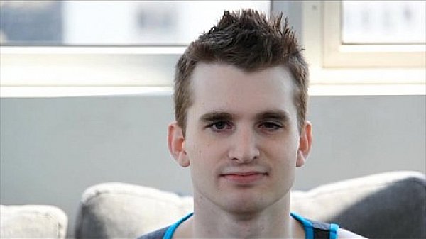 GayCastings Flexible Cheerleader spreads his hole for the camera